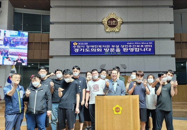 ▲ 수원시 장애인종합복지관, 경기도의회 탐방 모습.