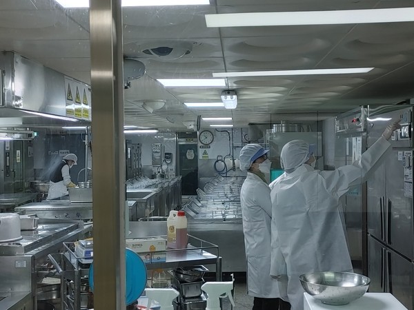 ▲ 안산시 학교·유치원 집단급식소 위생점검 실시 모습.