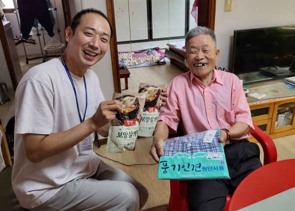 ▲ 경기도사회서비스원 종합재가센터에서 이용 어르신을 대상으로 집중 안전관리를 실시하고 있다.