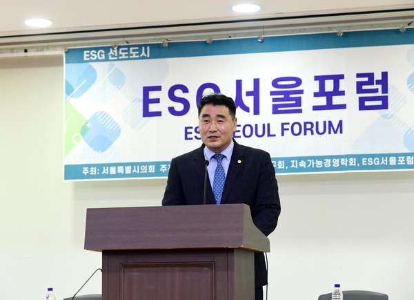 ▲ 포럼 개회사 중인 박환희 위원장.