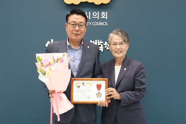 ▲ (왼쪽부터) 이봉관 의원과 송미희 의장.