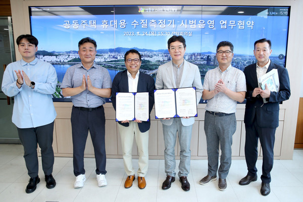 ▲ 성동구는 혁신기업과 협약을 맺고 정원오 성동구청장(사진 오른쪽에서 세 번째)이 관계자와 단체사진을 찍는 모습.