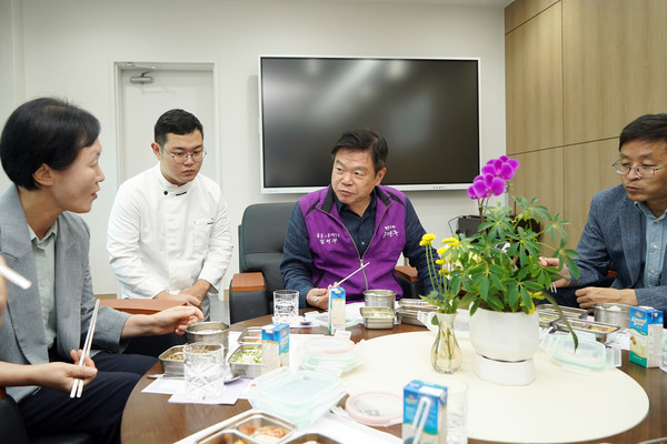 ▲ 이필형 동대문구청장(사진 가운데)이 동행 도시락을 시식하고 있다.