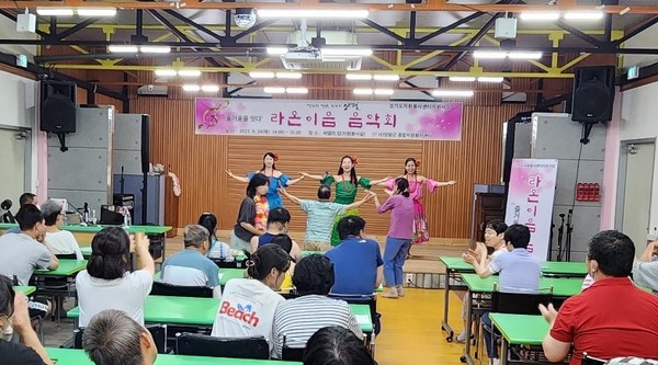 ▲ 양평군종합자원봉사센터 라온이음 음악회 공연 모습.