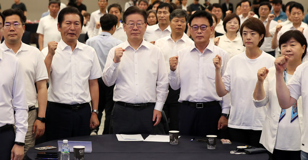 ▲ 이재명 더불어민주당 대표와 박광온 원내대표 및 의원들이 29일 오전 강원 원주시 오크밸리에서 열린 워크숍에서 정기국회 결의문을 채택하고 있다. /뉴시스