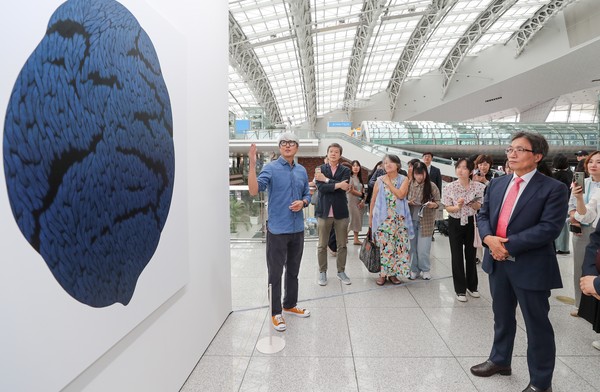▲ 인천공항 제1교통센터에서 열린 ‘2023 Kiaf 인천공항 특별전 개막식’에서 인천국제공항공사 이학재 사장(사진 오른쪽에서 첫 번째)을 포함한 관계자들이 이주형 작가(사진 왼쪽에서 첫 번째)의 설명을 들으며 작품을 감상하고 있다.