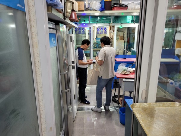 ▲ 강화군 수산물 원산지 표시 특별점검 실시 모습.