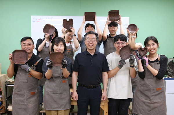 ▲ 우드카빙 재능나눔 교육 수료 모습.