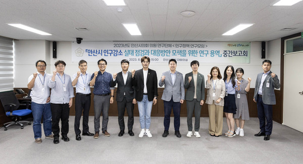 ▲ 보고회 후 기념촬영에 임하고 있는 참석자들의 모습.