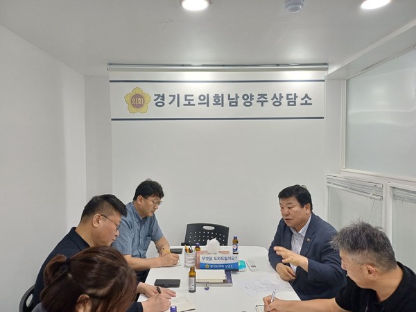 ▲ 경기도 경제투자실장과 면담 가진 이병길 경기도의원.
