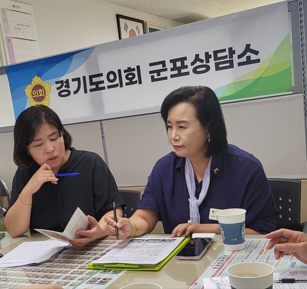 ▲ 정윤경 의원, 군포시 어린이집연합회와 유보통합에 따른 애로사항 청취 모습.