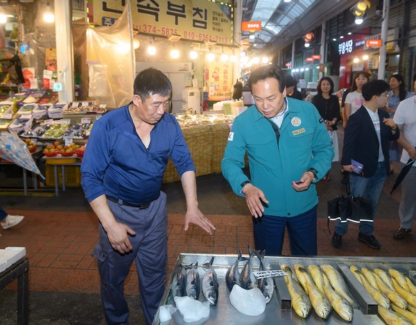 ▲ 오색시장 현장방문한 이권재 오산시장.