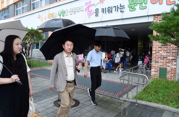 ▲ 김동근 의정부시장이 민원 해결 위해 훈민초에 현장방문했다.