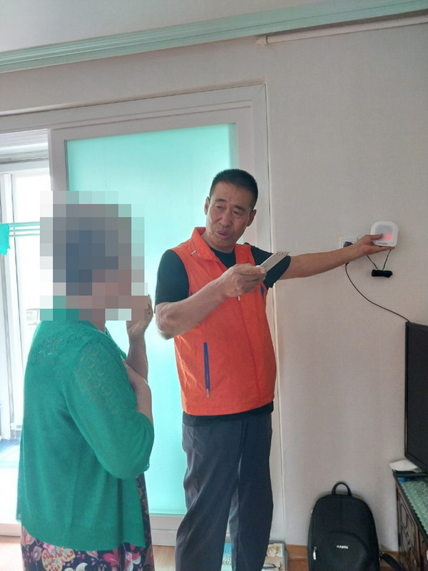 ▲ 동두천시 로컬드림봉사회 생연1동 취약계층 LED 무선 초인종 설치 모습.