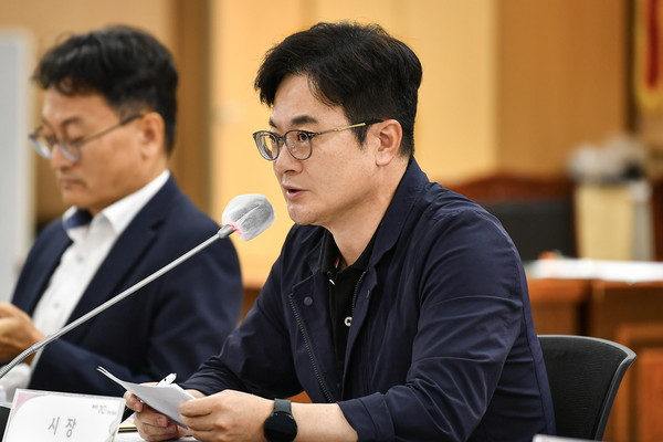 ▲ 김병수 김포시장이 8월 확대간부회의를 주재하고 있다.