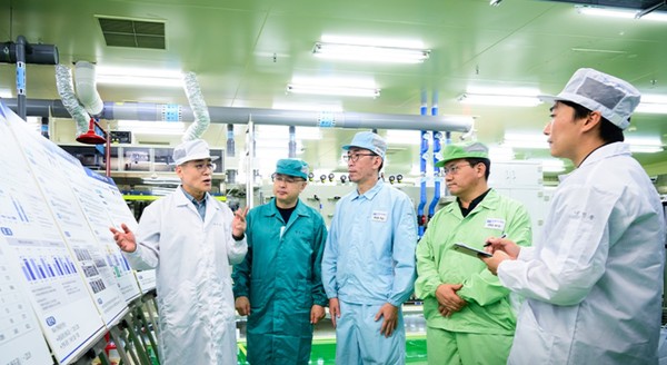 ▲ 김재순(왼쪽) 삼성전자 컨설턴트가 해성디에스에서 양성한 ‘설비 진단 전문가’ 4인과 함께 사업장을 둘러보며 컨설팅 성과를 점검하고 있다. /뉴시스