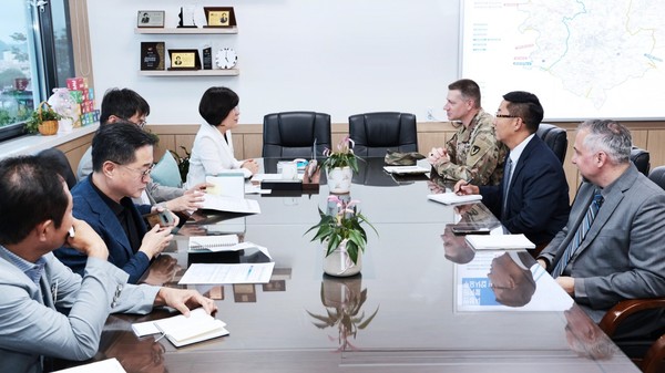 ▲ 김보라 안성시장이 평택 주한미군 험프리스 수비대와 문화교류를 논의하고 있다.