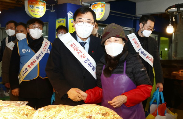 ▲ 지난 1월 주낙영 경주시장 지역 전통시장과 상점가 방문 모습.