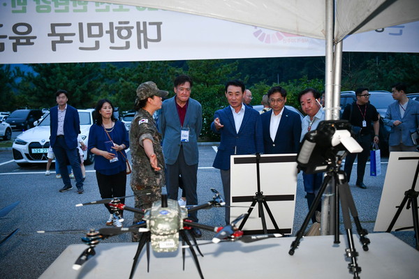 ▲ 백영현 포천시장이 한탄강 민관군 드론 페스티벌에 참석했다.
