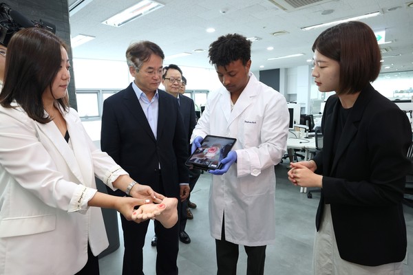 ▲ 이동환 고양시장이 로킷헬스케어에 방문했다.