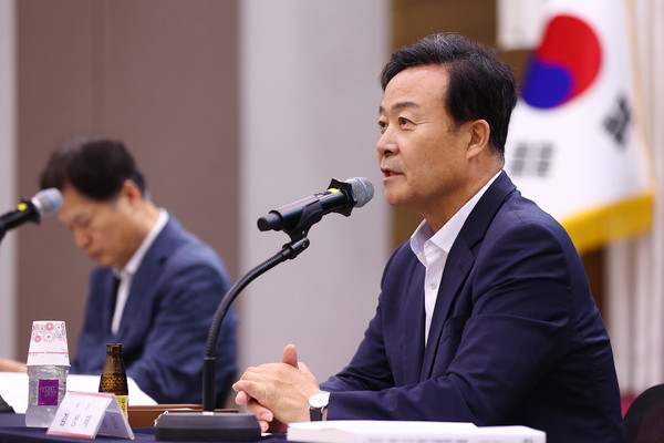 ▲ 김성제 의왕시장이 명품도시자문위원회 정기총회를 주재하고 있다.
