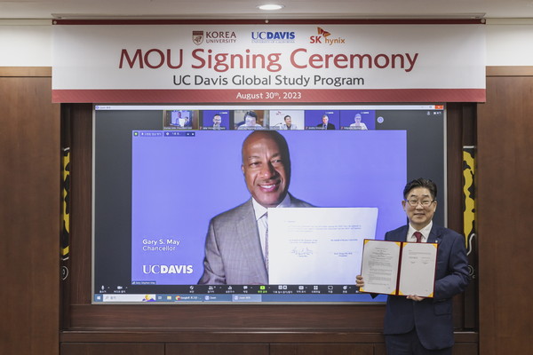 ▲ Gary S. May 미국 UC Davis 총장(왼쪽)과 김동원 고려대 총장(오른쪽)이 협약식에서 기념촬영을 하고 있다.