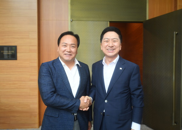 ▲ 이권재 오산시장(왼쪽)과 김기현 당 대표(오른쪽).