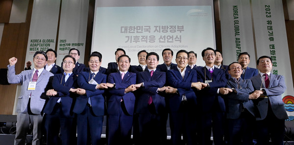 ▲ 이재호 연수구청장(오른쪽에서 네번째)이 지방정부 기후 적응 실천 선언에 동참했다.