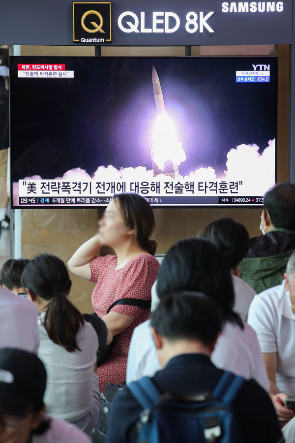 ▲ 북한이 심야에 단거리 탄도미사일을 기습 발사했다. 합동참모본부는 31일 "우리 군은 전날 오후 11시40분부터 11시50분까지 북한이 순안 일대에서 동해상으로 발사한 단거리 탄도미사일 2발을 포착했다"고 밝혔다.사진은 31일 오전 서울 중구 서울역 대합실에서 시민들이 관련 뉴스를 시청하는 모습. /뉴시스