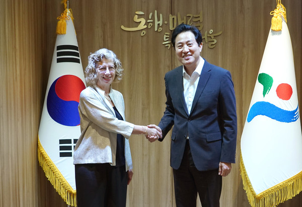 ▲ 오세훈 서울시장이 서울시와 UNEP간 대기질 개선 관련 국제협력에 대해 잉거 앤더슨 유엔환경계획 사무총장과 면담을 나눈 후 기념촬영을 하고 있다.