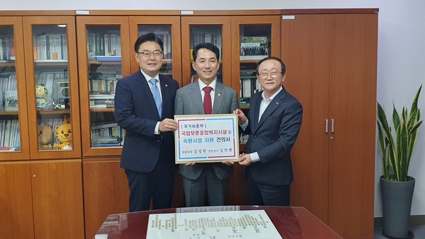 ▲ 김덕현 연천군수(오른쪽) 국립연천보훈종합복지시설(가칭) 최적의 건립 건의서를 전달했다.