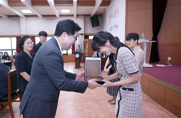 ▲ 박일하 동작구청장은 지난달 29일 올 상반기 적극행정 우수공무원 6명과 우수팀 2팀을 선발해 시상하고 있다.