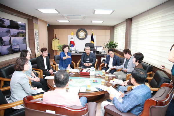 ▲ 의회운영위원회 의원들과 울릉군의회 관계자 등이 의견을 나누고 있다.