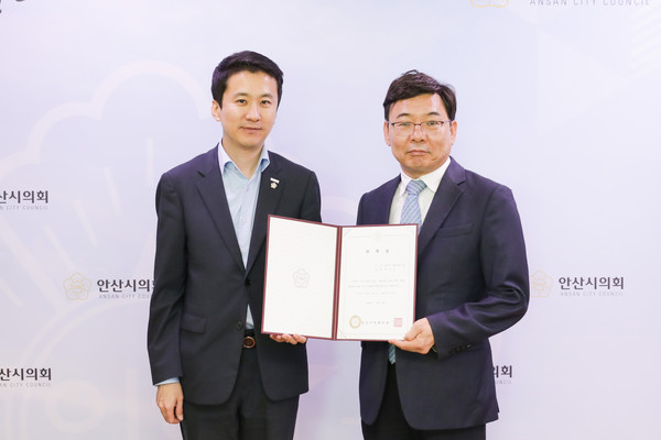 ▲ 안산시의회가 1일 의장실에서 법률고문 위촉식을 열었다. 사진 왼쪽이 송바우나 의장, 오른쪽은 법률고문으로 재위촉된 박재호 변호사.
