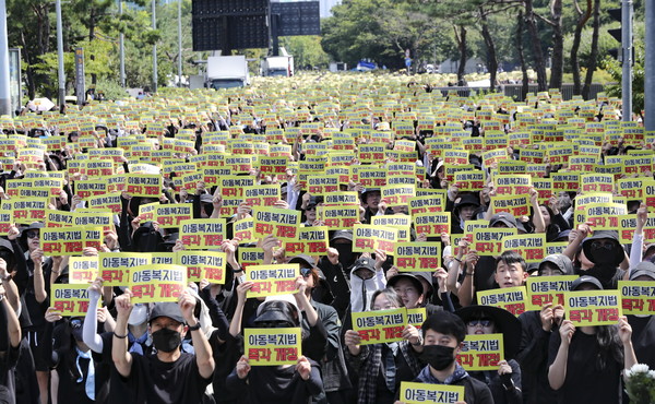 ▲ 2일 오후 서울 영등포구 국회대로 앞에서 열린 50만 교원 총궐기 추모 집회에서 교사들이 손피켓을 들고 구호를 외치고 있다. /뉴시스