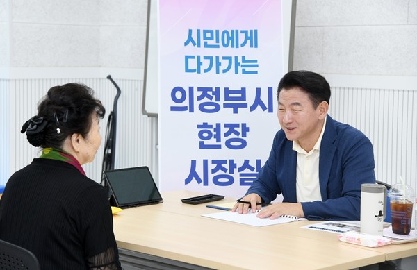 ▲ 김동근 의정부시장이 시민과 소통하고 있다.