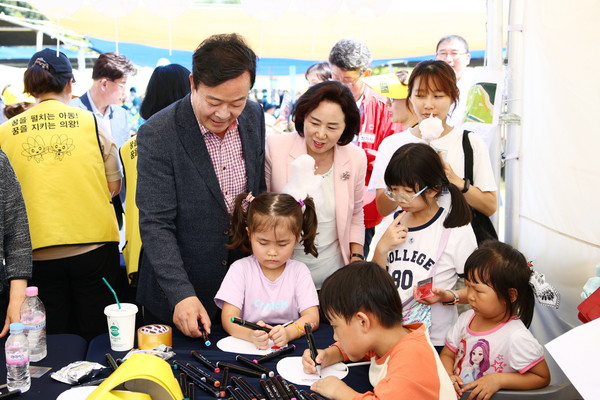 ▲ 김성제 의왕시장이 행복의왕 가족축제에서 시민과 소통하고 있다.