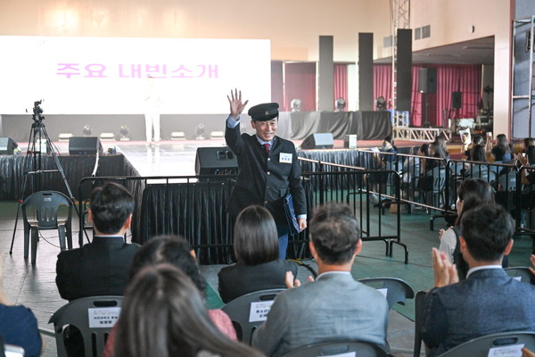 ▲ 포천시 청소년박람회에 참석한 백영현 포천시장.