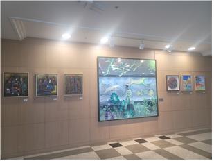 ▲ 성남산업진흥원 로비에 전시중인 작품들.