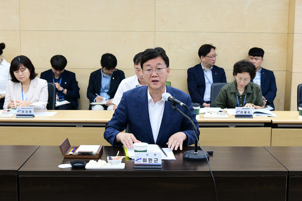 ▲ 이민근 안산시장이 도의원 간담회서 발언하고 있다.