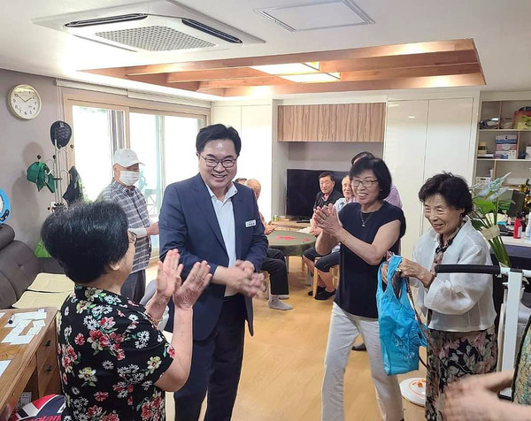 ▲ 박일하 동작구청장이 지난 7월 28일 사당동 학수경로당을 방문해 어르신들과 대화를 나누고 있다.