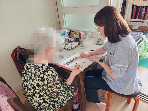 ▲ 안양시 치매친구맺기 활동 모습.