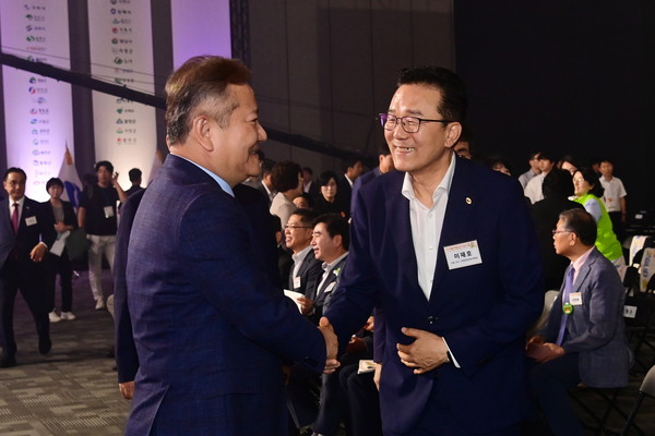 ▲ 이재호 연수구청장(오른쪽)이 이상민 행안부장관과 악수를 나누고 있다.