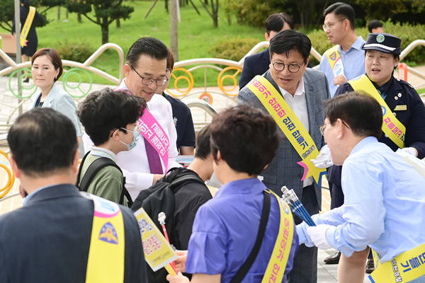 ▲ 개학 맞이 등굣길 교통안전 캠페인 동참한 도성훈 인천광역시교육감.