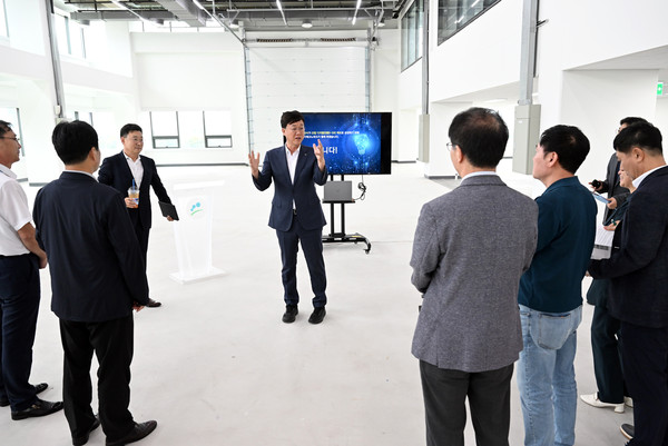 ▲ 이민근 안산시장이 디지털전환허브 개관을 앞두고 현장점검을 실시하고 있다.