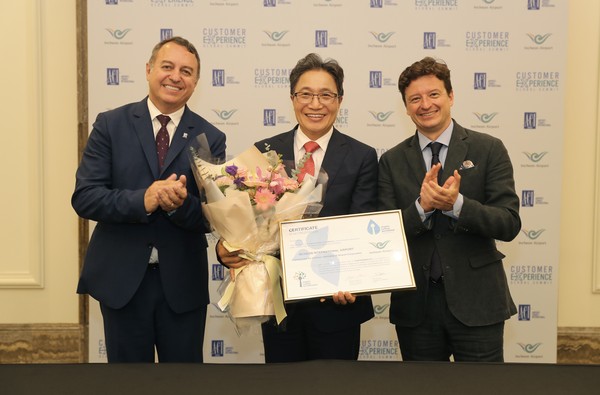 ▲ 6일 오후 파라다이스시티 호텔에서 진행된 ‘ACI 공항탄소인증 Level4 수여식 행사’에서 인천국제공항공사 이학재 사장(가운데)이 ACI 월드 루이스 펠리페 사무총장(왼쪽) 및 ACI 아태본부 스테파노 바론치 사무총장(오른쪽)과 기념촬영을 하고 있다.