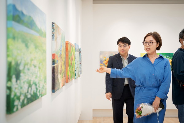 ▲ 한석인 작가가 의정갤러리에서 자신의 작품에 대해 설명하고 있다.