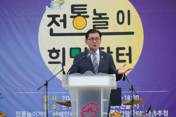 ▲ 소기업소상공인회 전통놀이행사 희망장터 참석한 이태인 의장.