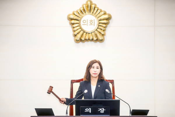 ▲ 김경희 의장이 제224회 임시회 1차 본회의 의사봉 타봉 모습.