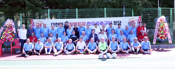 ▲ 박일하 동작구청장(가운뎃 줄 우측에서 6번째)과 회원들이 '한우리 축구단' 창단식을 마치고 함께 기념 촬영을 하고 있다.